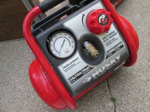 lot 19 image: Husky Air Compressor 1.5HP...