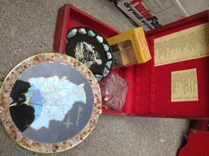 lot 39 image: Wood Vintage Box With Collector (Bo...