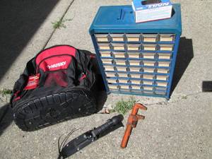 lot 49 image: Storage Container & Husky Tool Back...