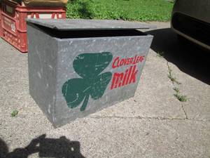 lot 51 image: Metal Vintage Cloverleaf Milk Conta...
