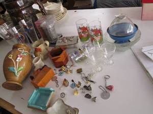 lot 129 image: Vintage Items, Collector Pottery (...