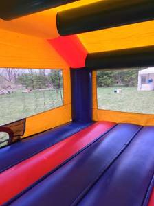lot 26 image: Extra Large Multi Colored Bouncer