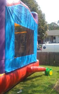 lot 4 image: Large Wacky Bouncer