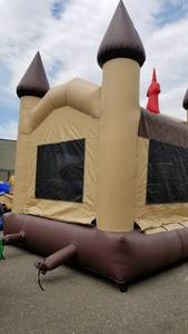 lot 14 image: Large Wizard Castle Bouncer