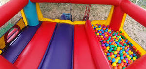 lot 20 image: Mini Jump and Ball Pond Combo Bouncer