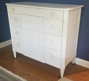 lot 29 image: Ethan Allen Adelaide Chest Dresser