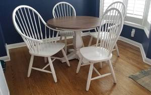 lot 18 image: Ethan Allen Cameron Dining Table with 4 Chairs