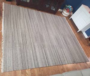 lot 7 image: Ethan Allen Light Gray Wool Soumak 8 x 10 Area Rug