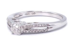 lot 31 image: Ladies Diamond Estate Ring