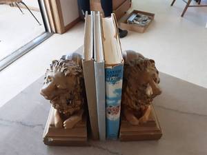 lot 9 image: Antique Lion Book Ends (1921) & Books