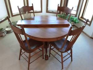 lot 20 image: Joerns Bros. Pedestal Dining Table 45 With 2-9 Leaves & 4-Chairs