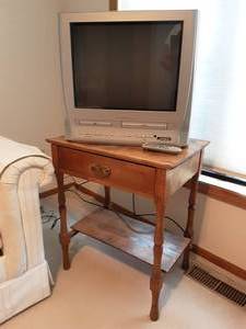 lot 52 image: Table & Magnavox 20 TVVCRDVD Combo 25x17x29