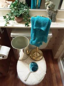 lot 56 image: Bathroom Accessories
