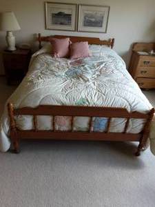 lot 61 image: Full Size Bed & Dresser 61x20x32