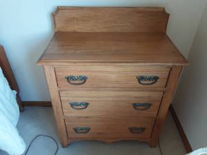 lot 68 image: 3-Drawer Vintage Chest (No Contents) 28x15x28
