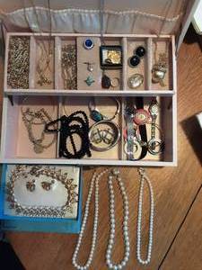 lot 73 image: Jewelry & Jewelry Box