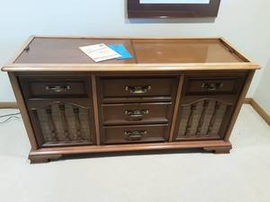 lot 78 image: Magnavox Console Stereo (50x19x25)-Includes Record Albums & 45s.  Neal Diamond, Anne Murray, Sound Tracks, Jim Reeves