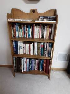lot 118 image: Bookshelf & Books (1-Peanuts Treasury) 25x10x43