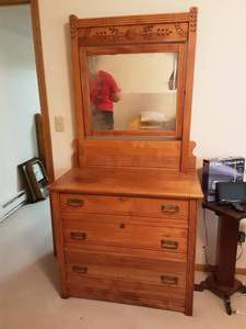 lot 130 image: Vintage Spoon Carved 3-Drawer Dresser With Mirror- Includes Contents (Towels & Sheets) 36x18x7