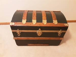 lot 133 image: Vintage Camel Back Steamer Trunk 26x14x16