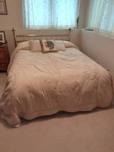 lot 135 image: Queen Size Brass Tone Head Board & Bed With All Bedding
