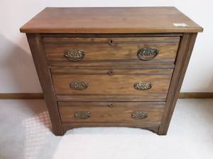 lot 138 image: Vintage 3-Drawer Chest 30x14x27 With Contents (Drawer  Maps)