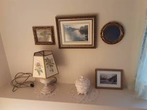 lot 146 image: Lot Of Decor