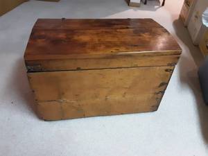 lot 154 image: Vintage Wood Chest 23x14x15