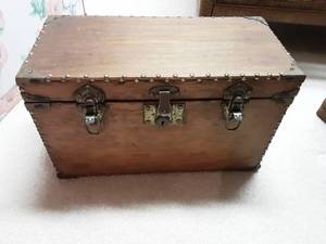 lot 155 image: Vintage Wood Chest With Galvanized Liner 19x9x11