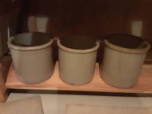 lot 174 image: 3-1 Gallon Crocks