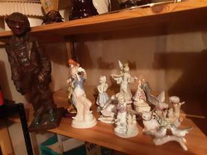 lot 185 image: Clowns & Figurines