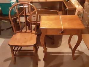 lot 191 image: Vintage Spoon Carved Wash Stand & Old Wood chair