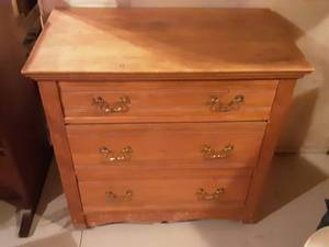 lot 195 image: Vintage 3-Drawer Chest