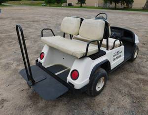 lot 8 image: 1999 Columbia 4PT Gas Powered Golf Cart