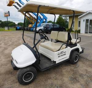lot 9 image: 2000 Columbia 4PT Golf Cart with Top