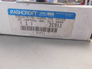lot 28 image: 300 PSI Oil Filled Pressure Gauge