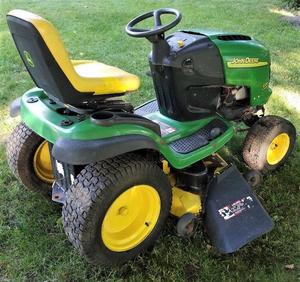 lot 41 image: John Deere L120 Lawn Tractor