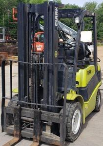 lot 2 image: 2013 Clark 25L Forklift