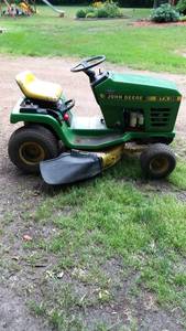 lot 42 image: John Deere  STX35 Lawn Tractor - For Parts