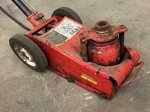 lot 38 image: Advanced Tool 22-Ton Automotive Jack