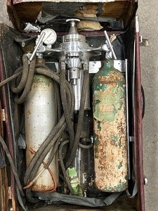 lot 47 image: Vintage Portable Medical Oxygen Supply Kit