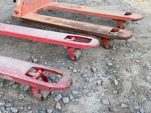 lot 7 image: Lot Of (2) Raymond Pallet Jacks