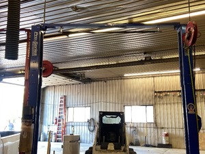 lot 1 image: Pro-Series Commercial Vehicle Hoist