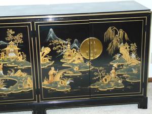 lot 39 image: Thomasville Black Lacquer Chinoiserie Scenery Motif Sideboard  70 x 19 x 32