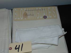 lot 41 image: Assorted High End Linen table cloth and napkins