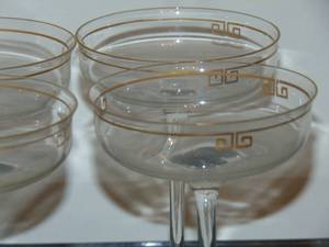lot 50 image: Set of 6 vintage gold rimmed coupe champagne glasses