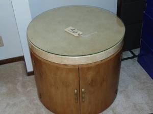 lot 56 image: Round Side Table by Henredon