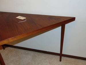 lot 57 image: This stylish vintage corner table features triangular design real wood finish