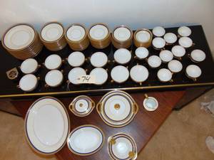 lot 74 image: 100 Pieces of Vintage Theodore Haviland Symphony Gold & Blue Dinnerware  made in Limoge France 1920s-1936