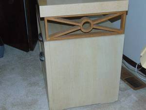 lot 98 image: Henredon Set of 2 nightstands